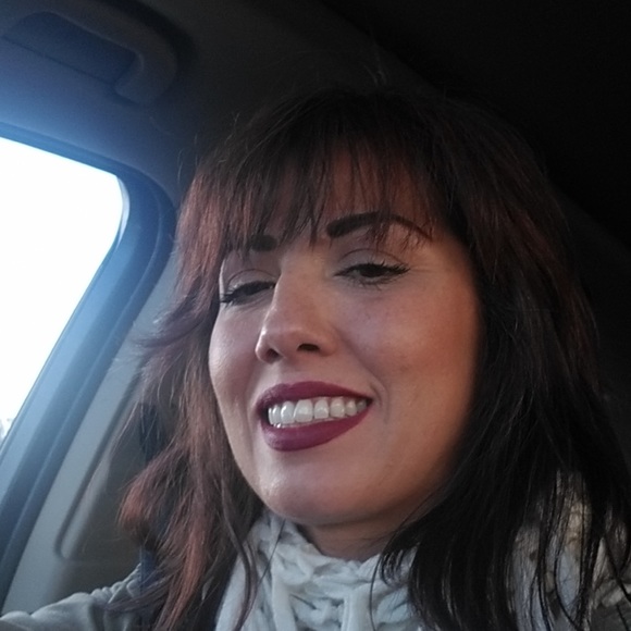 Meet your Posher, Angelina - Picture 2 of 4